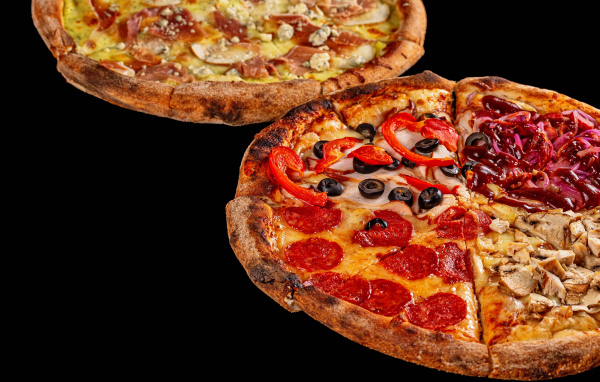 Две аппетитные пиццы на черном столе