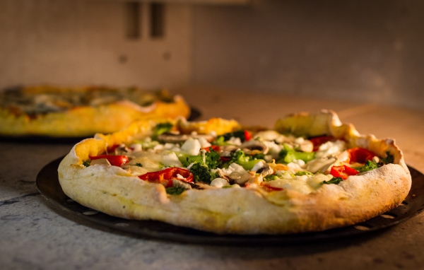 Две пиццы выпекаются в печи