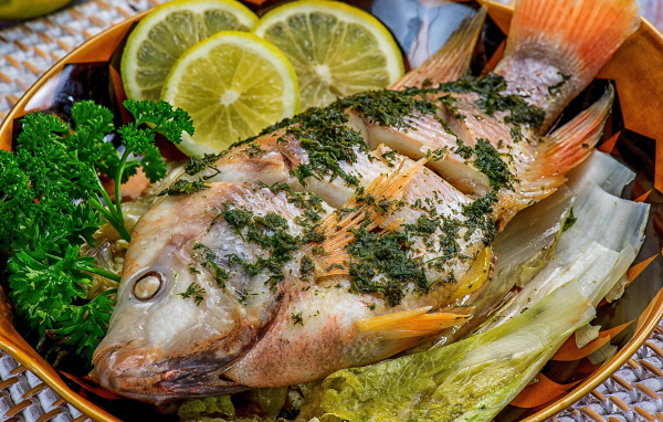 Запеченный карп с лимоном и листьями салата 