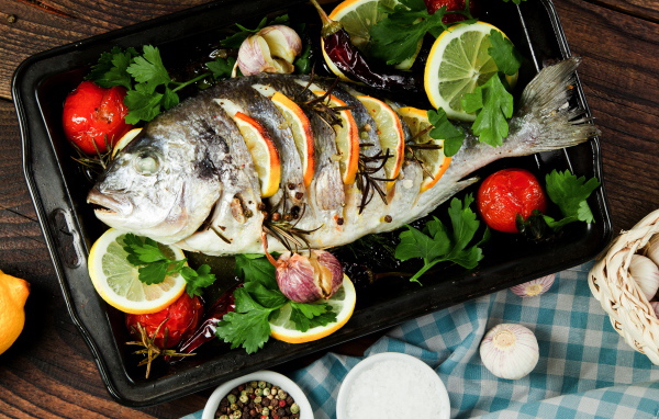 Запеченный карась с помидорами и лимоном