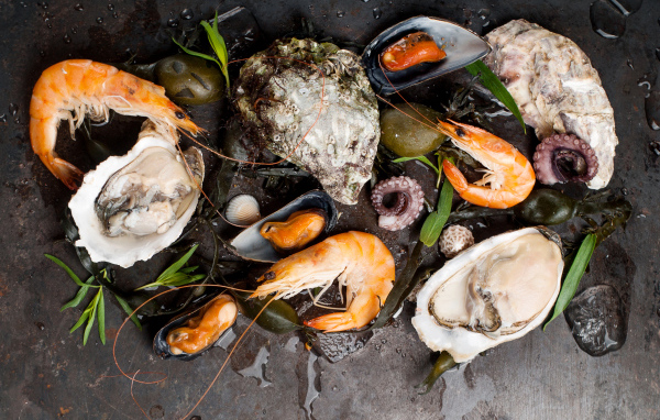 Мидии и креветки на черном столе 