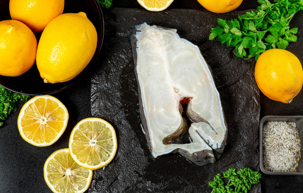 Кусок рыбы с лимоном и петрушкой 
