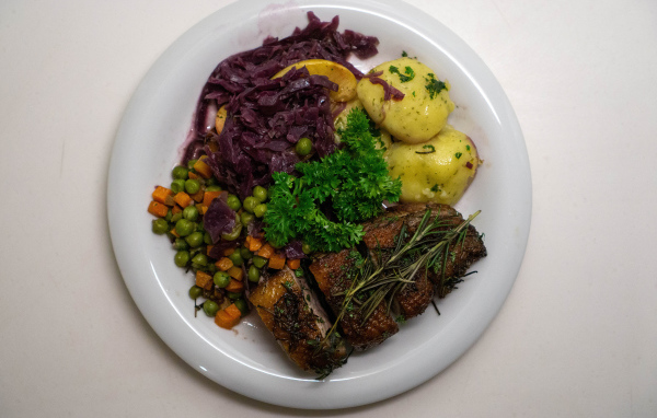 Картофель на тарелке с рыбой и салатом