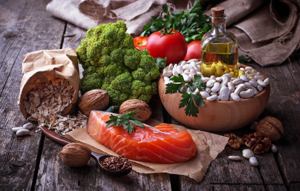 Красная рыба на столе с овощами и фасолью 