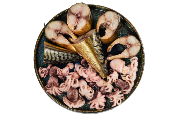 Копченая скумбрия на тарелке с кальмарами