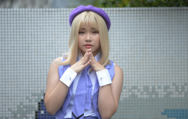 Девушка азиатка в сиреневом берете 