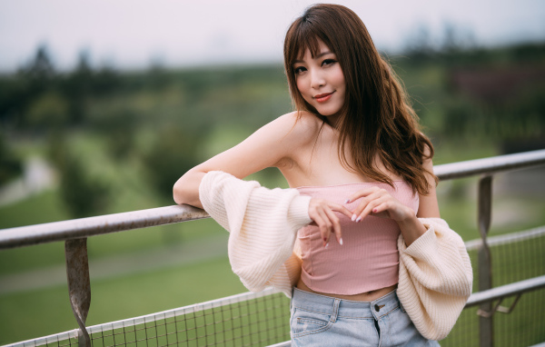 Девушка азиатка с длинными волосами у перил