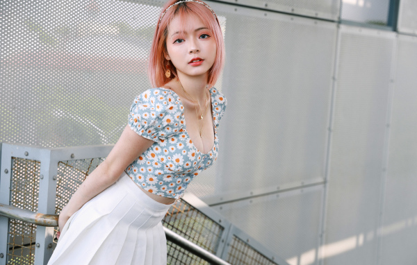 Девушка азиатка с короткой стрижкой