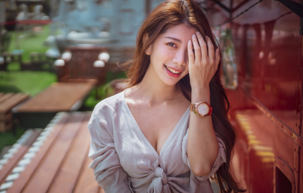 Красивая девушка азиатка закрыла рукой глаз 