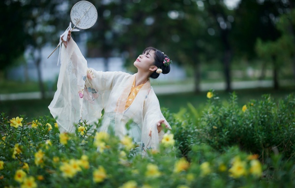 Красивая девушка азиатка в наряде с веером