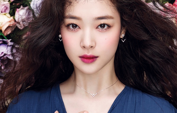 Красивая девушка азиатка с большими карими глазами 