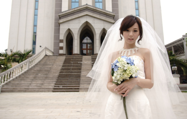 Красивая девушка азиатка в свадебном платье 