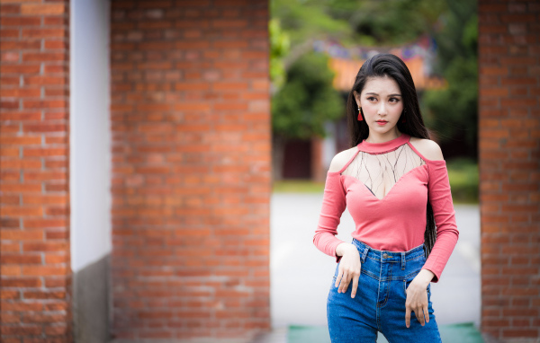 Красивая девушка азиатка в синих джинсах 