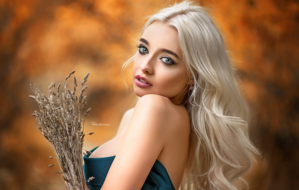 Красивая девушка блондинка с колосьями в руке