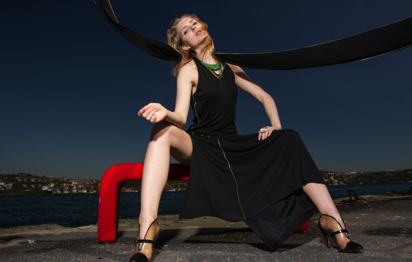 Красивая девушка в черном платье в сумерках