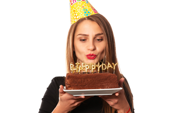 Красивая девушка с тортом на день рождения на белом фоне 