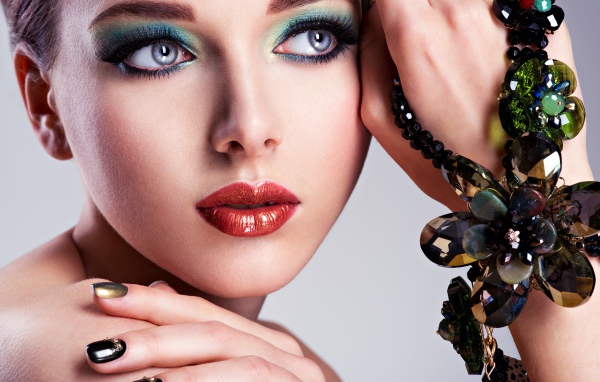 Красивая девушка с ярким макияжем с украшением на руке