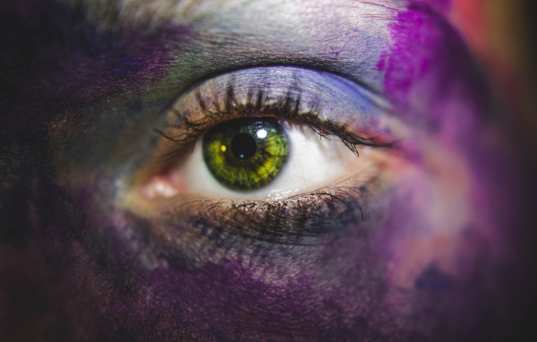 Красивый зеленый глаз в краске 