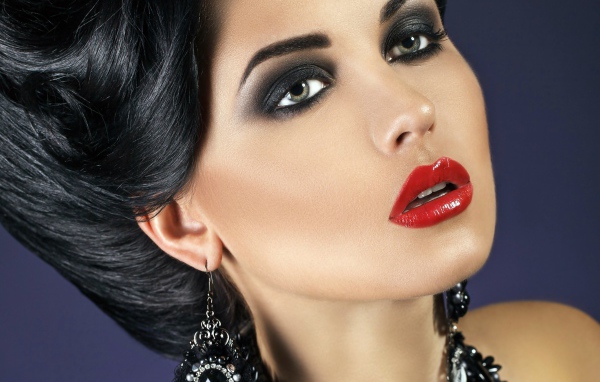 Красивый макияж у жгучей брюнетки