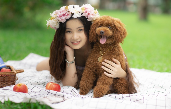 Красивая улыбающаяся девушка азиатка с собакой 