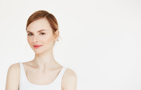 Красивая нежная девушка в белой майке