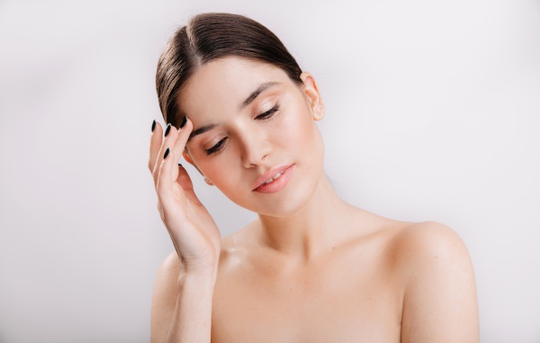 Черный лак на ногтях у милой девушки