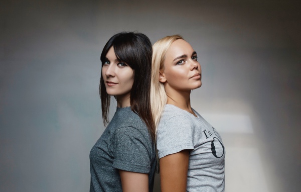 Блондинка и брюнетка на сером фоне