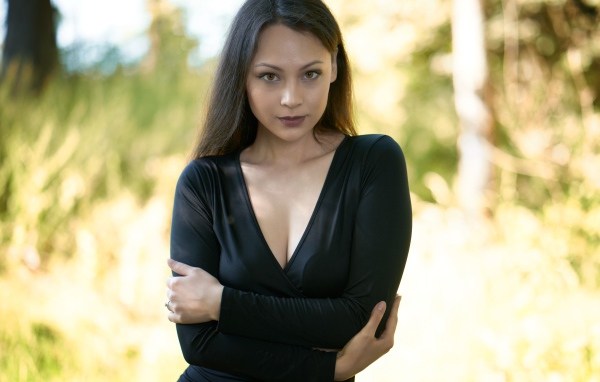 Кареглазая брюнетка модель в черном платье