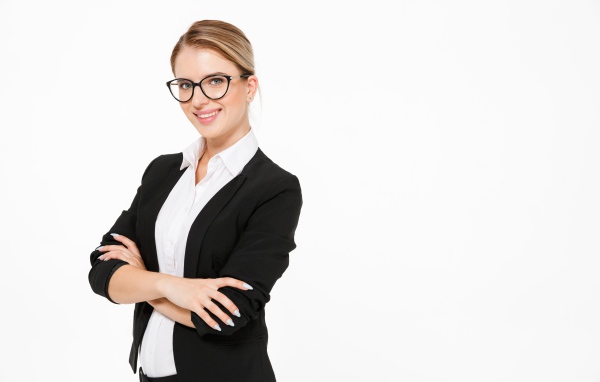 Деловая девушка в очках и черном костюме на белом фоне