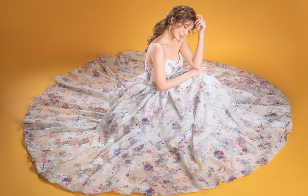 Милая девушка азиатка в красивом длинном платье