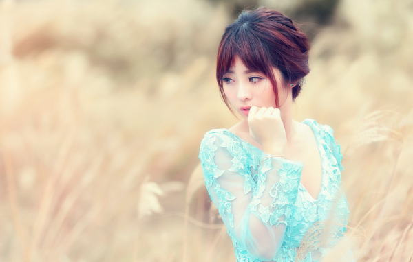 Милая девушка азиатка в голубом платье 