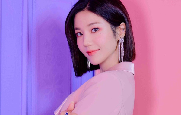 Милая девушка азиатка с короткой стрижкой на розовом фоне 