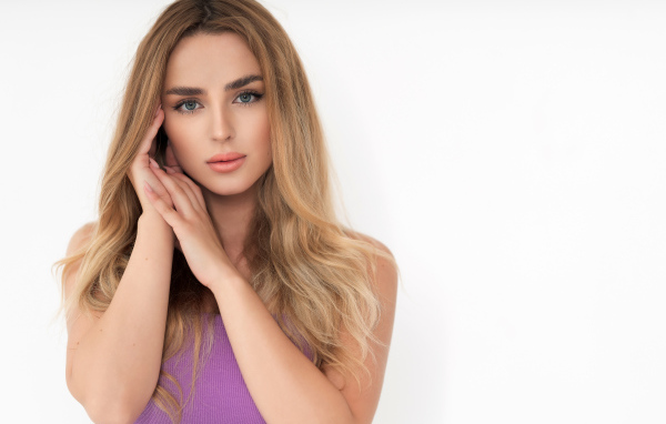 Милая длинноволосая девушка на белом фоне