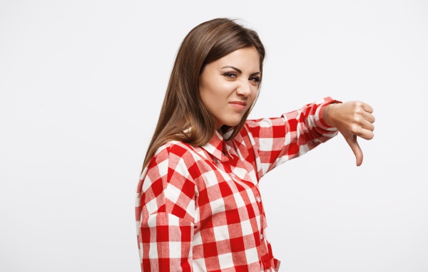 Недовольная девушка опустила палец вниз 