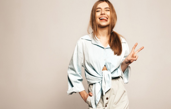 Смешная девушка в рубашке с высунутым языком