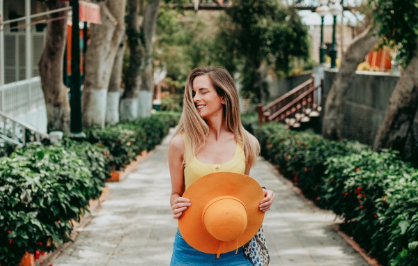 Девушка с закрытыми глазами со шляпой в руках 