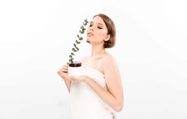 Девушка с кремом на белом фоне 