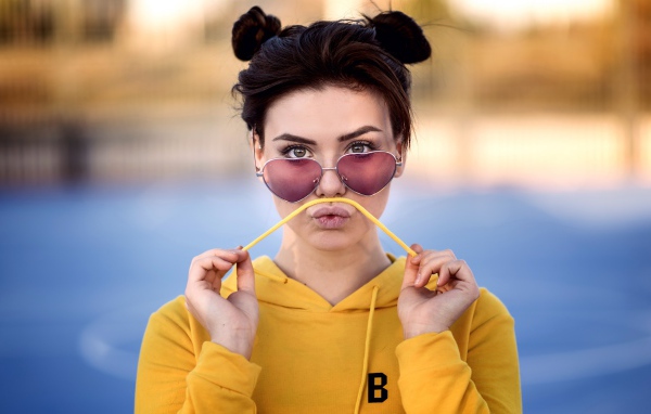 Девушка в очках в желтом худи 