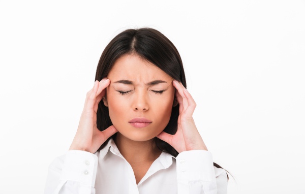 Девушка с головной болью на белом фоне 