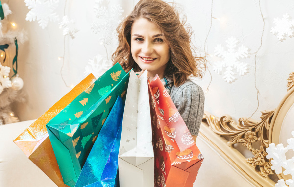 Счастливая девушка с покупками