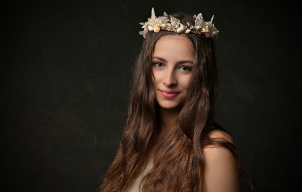 Длинноволосая девушка с украшением на голове 