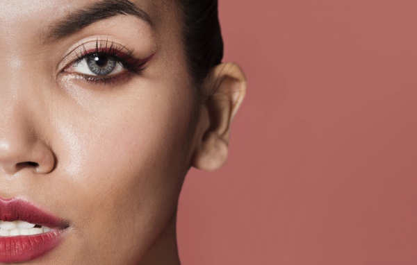 Часть лица голубоглазой женщины 