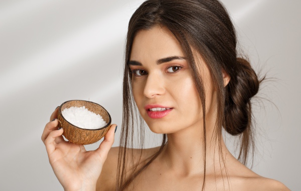 Настоящая девушка с морской солью в руке