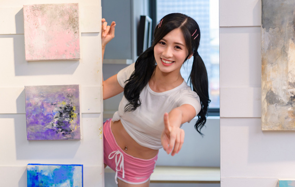 Улыбающаяся девушка азиатка в комнате