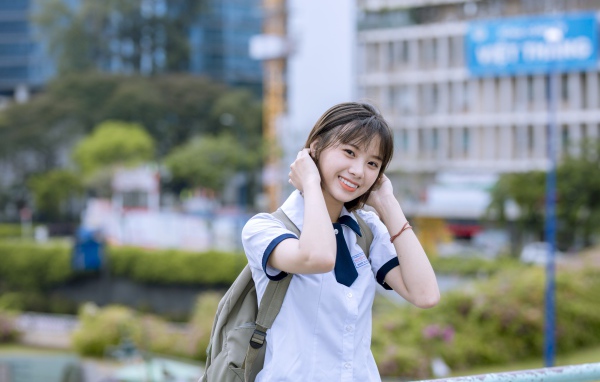 Улыбающаяся девушка азиатка со стрижкой каре