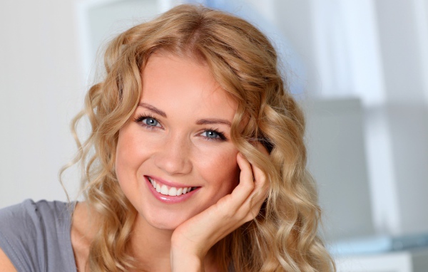 Улыбающаяся девушка в голубыми глазами 