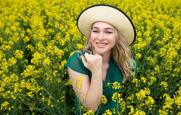 Улыбающаяся девушка в желтых цветах