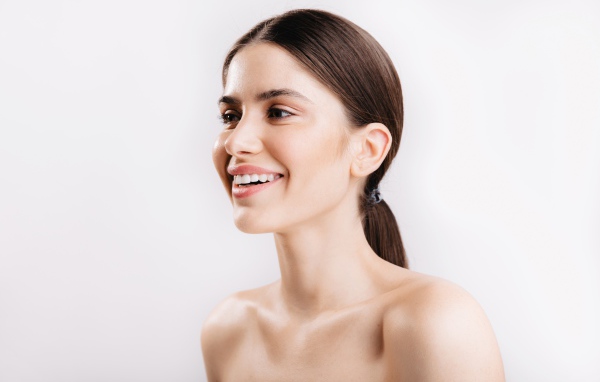 Улыбающаяся настоящая девушка без макияжа