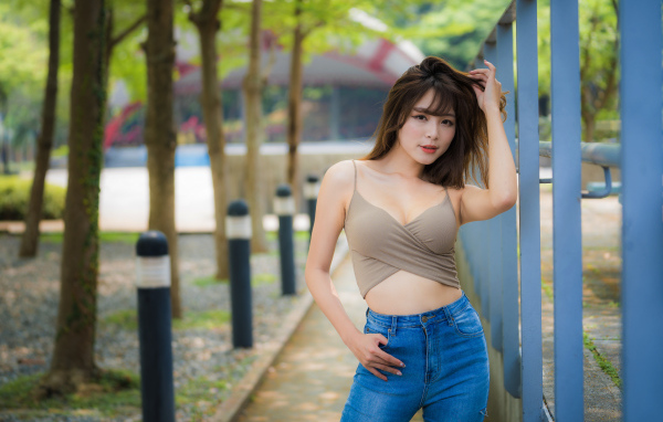 Стильная девушка азиатка в джинсах 