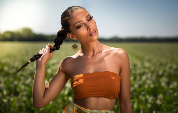 Стильная брюнетка с косой на голове 